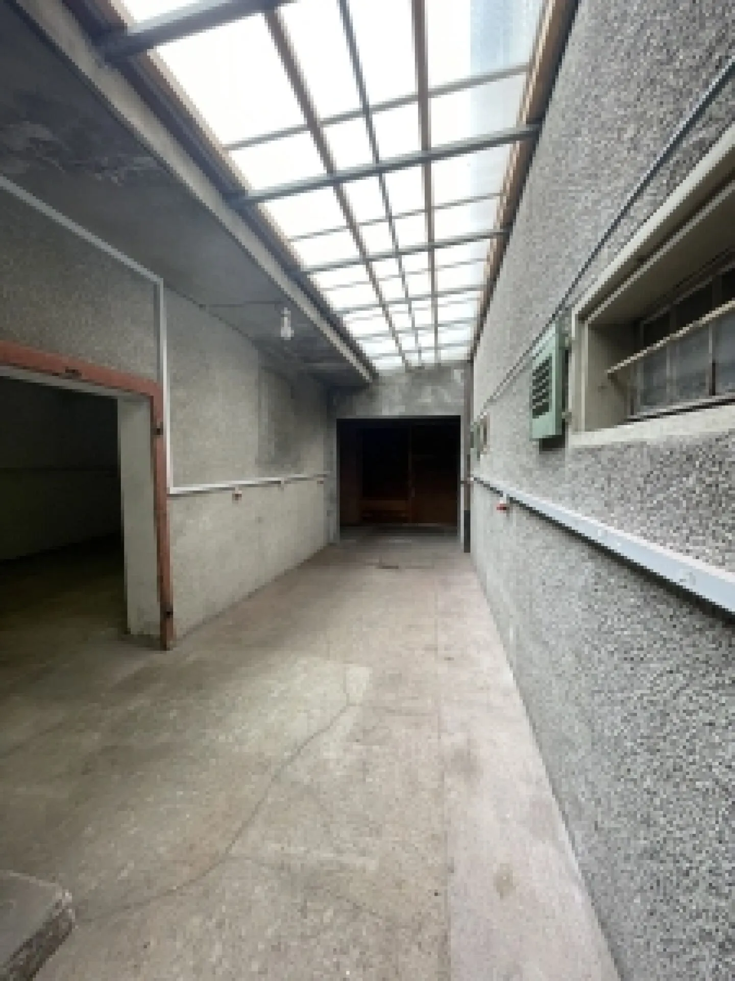 St-Imier, 105 m² space with unloading dock - Ideal for storage or DIY - Photo 2 of 9