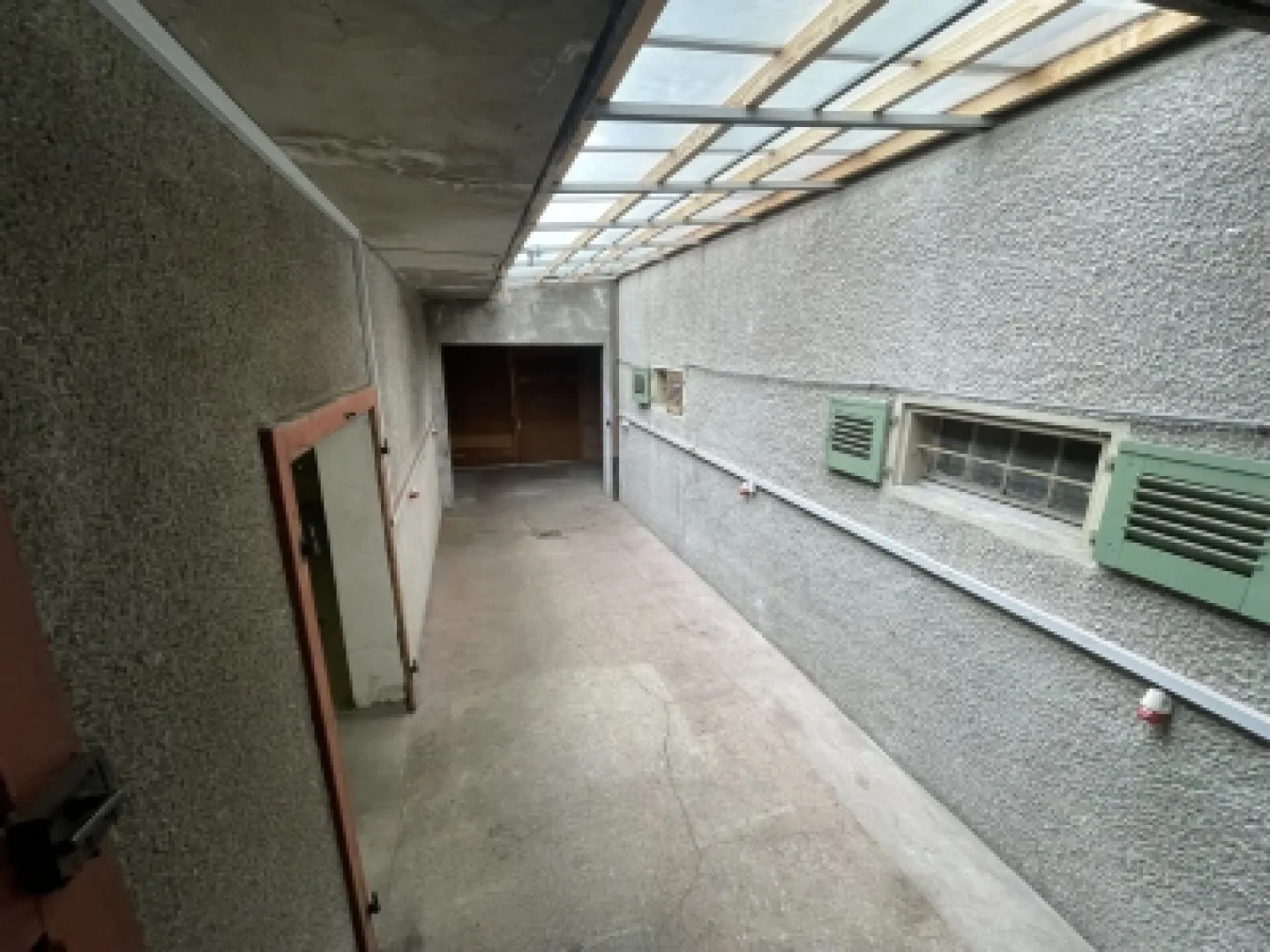 St-Imier, 105 m² space with unloading dock - Ideal for storage or DIY - Photo 3 of 9