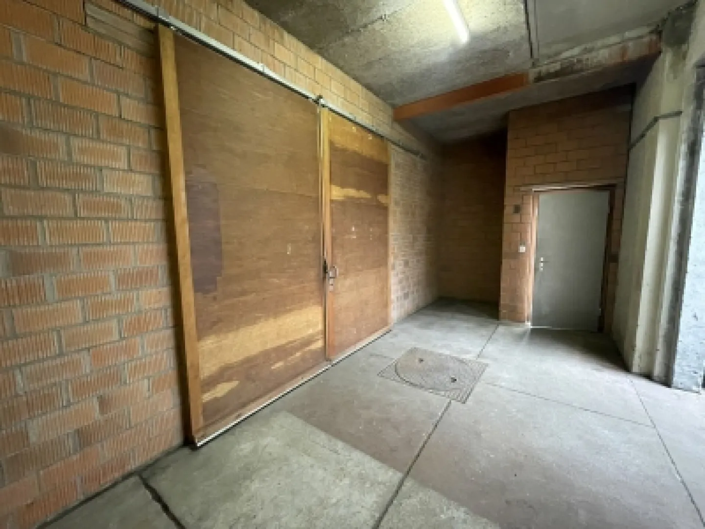 St-Imier, 105 m² space with unloading dock - Ideal for storage or DIY - Photo 4 of 9