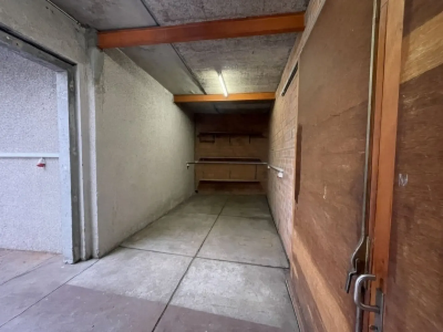 St-Imier, 105 m² space with unloading dock - Ideal for storage or DIY - Photo 5 of 9