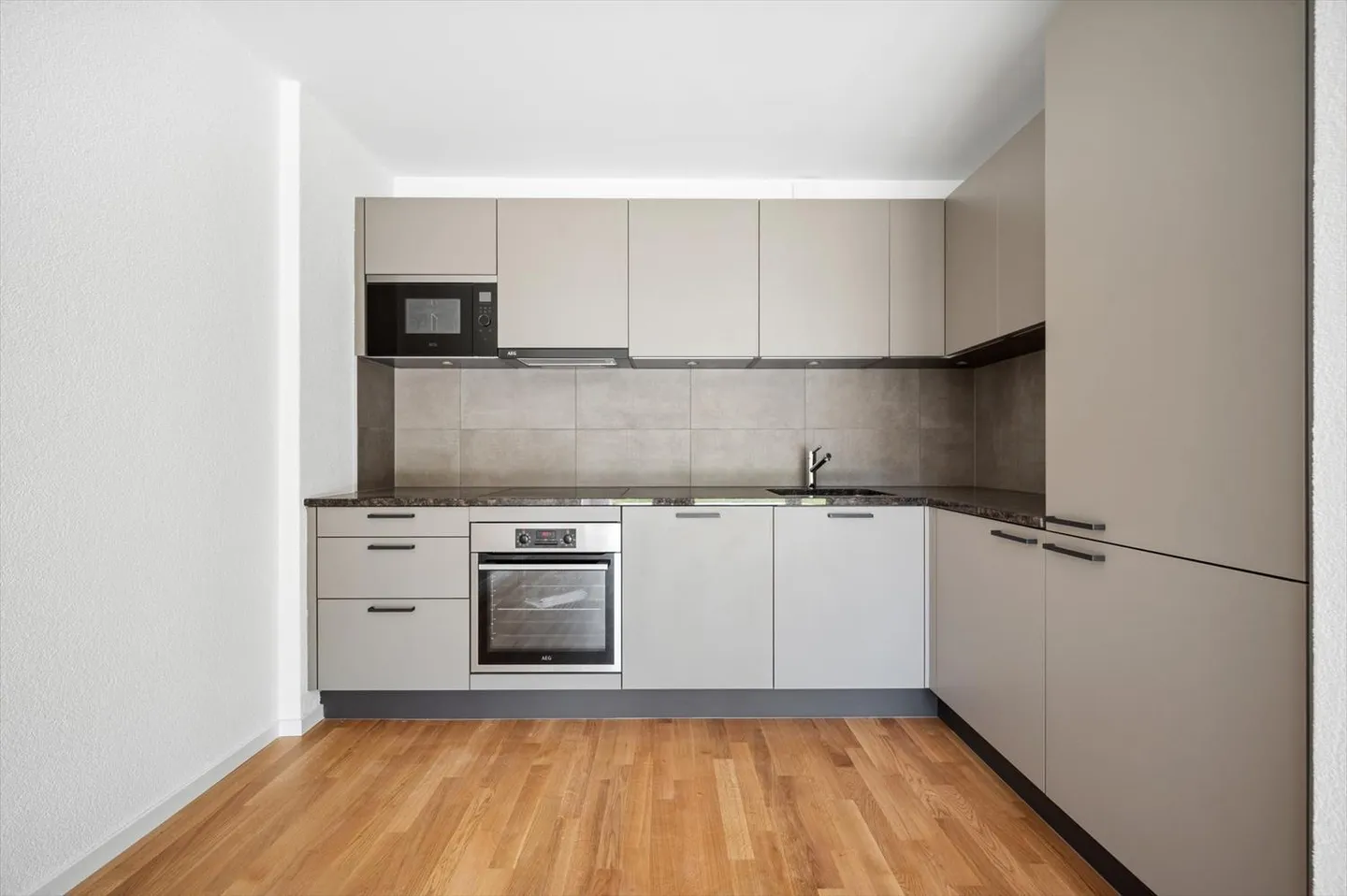2.5 Room Apartment - Photo 2 of 5