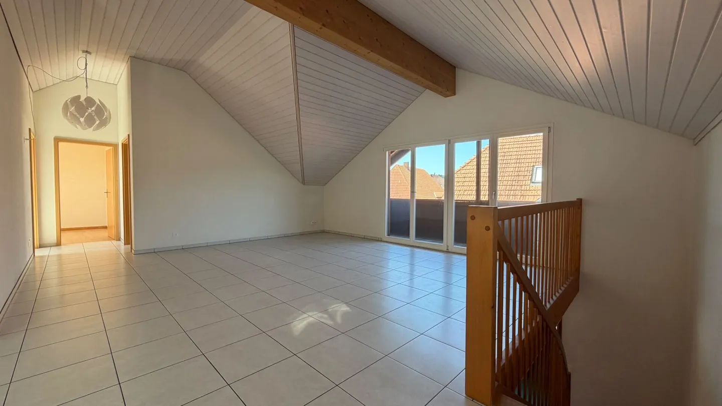 Light-flooded 4.5-room penthouse apartment with balcony and parking space - Photo 5 of 12