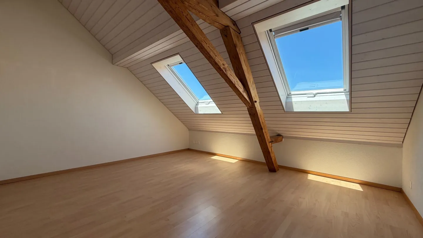 Light-flooded 4.5-room penthouse apartment with balcony and parking space - Photo 6 of 12