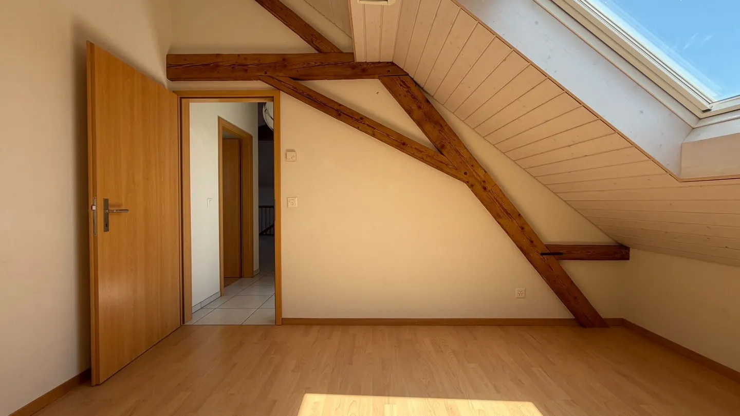Light-flooded 4.5-room penthouse apartment with balcony and parking space - Photo 7 of 12