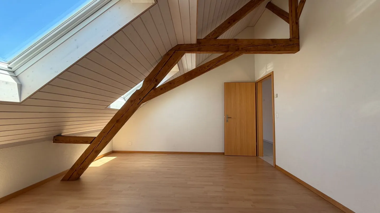 Light-flooded 4.5-room penthouse apartment with balcony and parking space - Photo 8 of 12