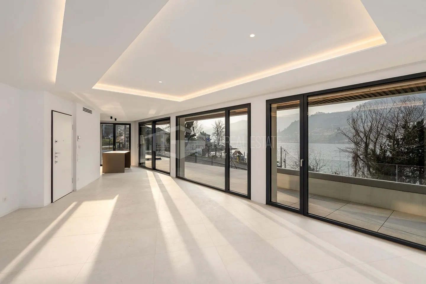 Moderne Villa mit Seeblick - Foto 3 von 13
