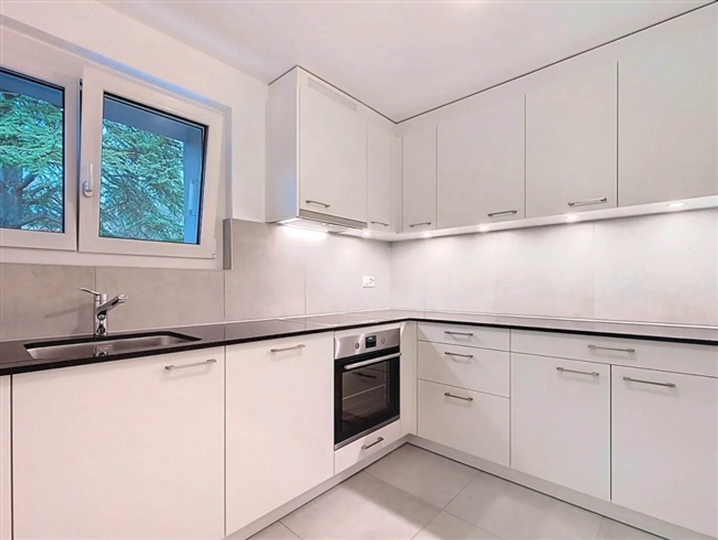 Beautifully renovated 3.5-room apartment on the first floor - Photo 1 of 6