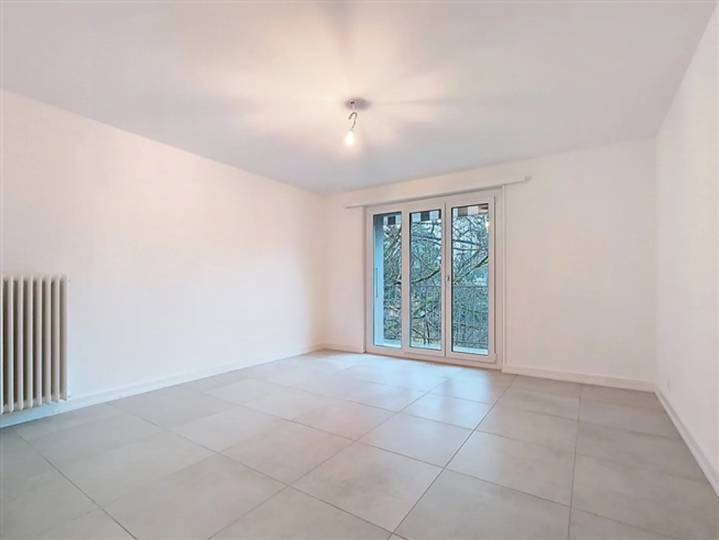 Beautifully renovated 3.5-room apartment on the first floor - Photo 2 of 6