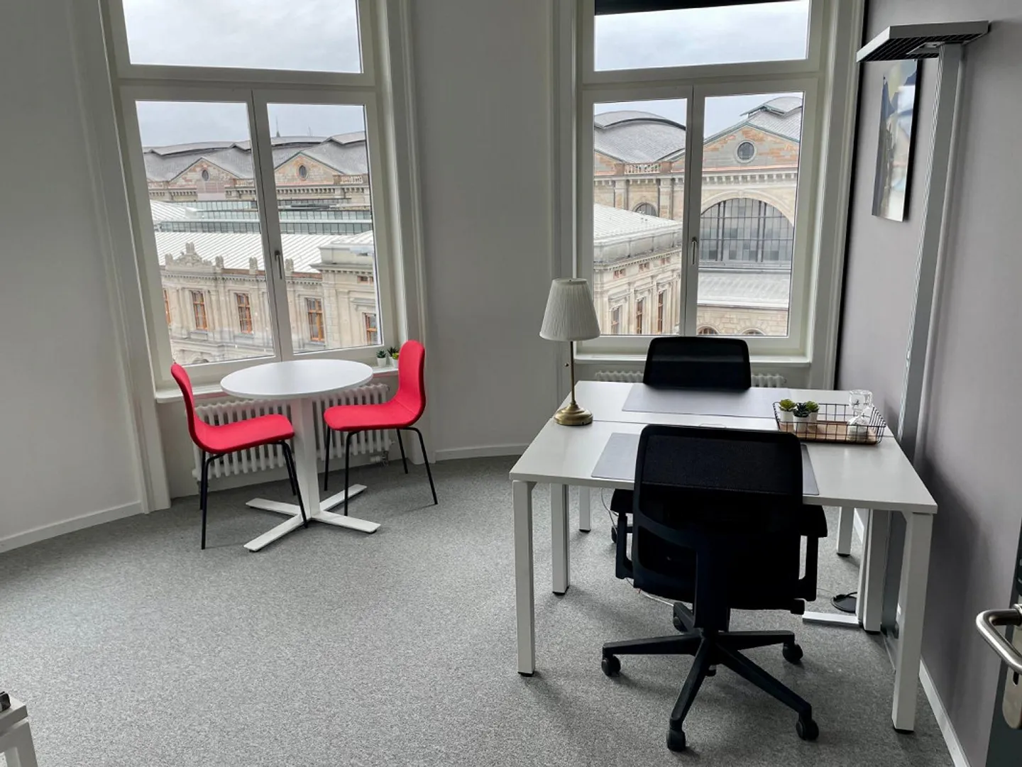 Bureaux privés entièrement équipés pour vous et votre équipe à Spaces Bahnhofplatz - Photo 1 sur 12