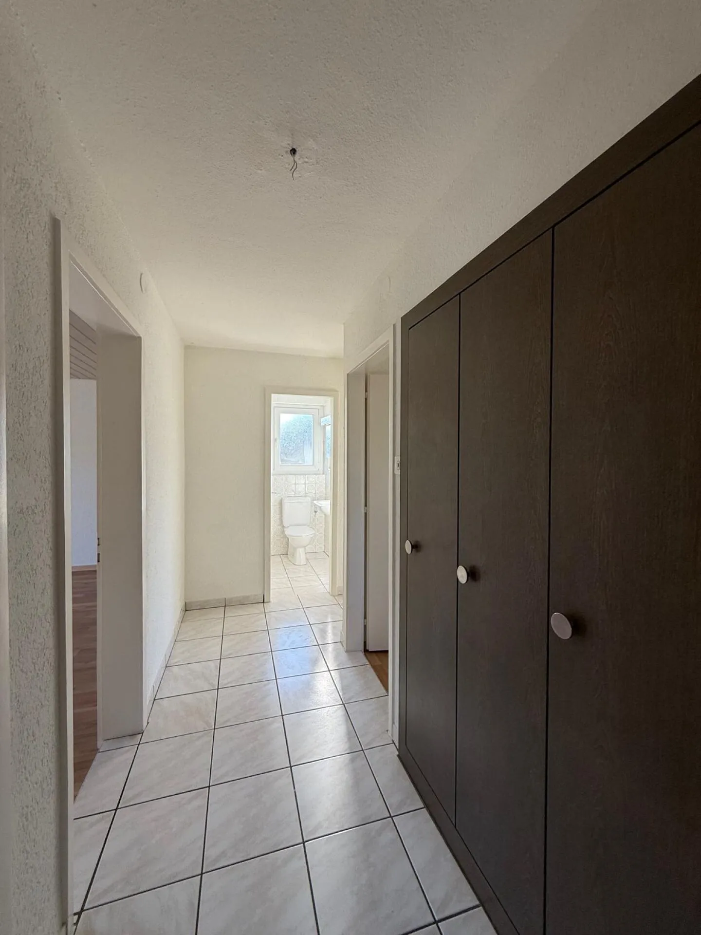 Appartement Charmant avec Balcons - Photo 4 sur 7