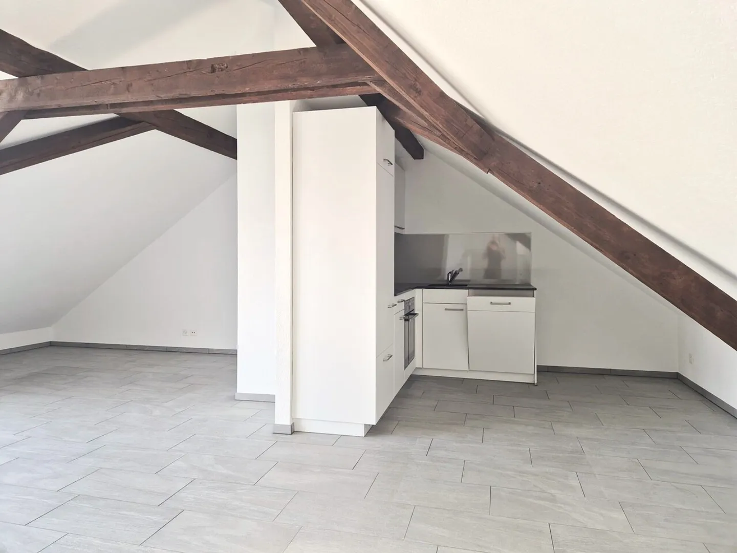 Magnifique appartement en attique avec balcon - Photo 2 sur 9