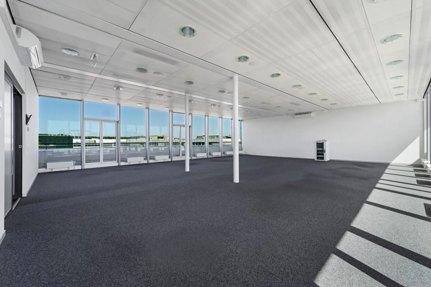Espace de bureau exclusif avec terrasse panoramique - Votre vue sur le succès ! - Photo 2 sur 8