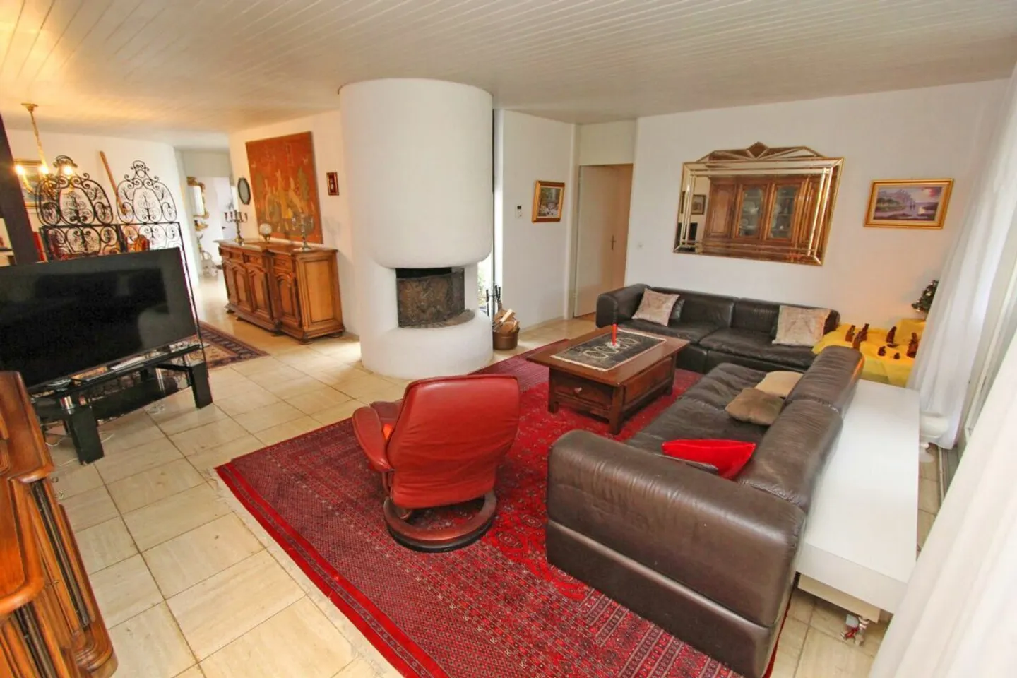 Spacious Bungalow with Atrium - Photo 3 of 10