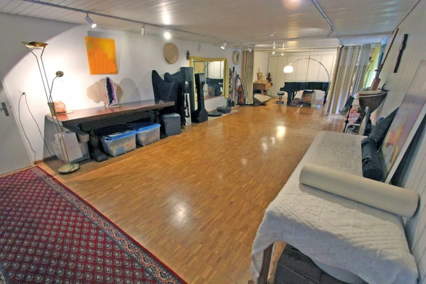 Spacious Bungalow with Atrium - Photo 5 of 10