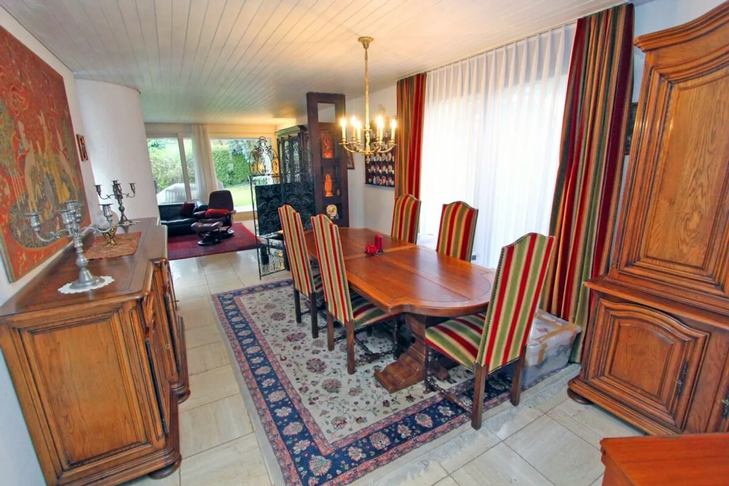 Spacious Bungalow with Atrium - Photo 4 of 10