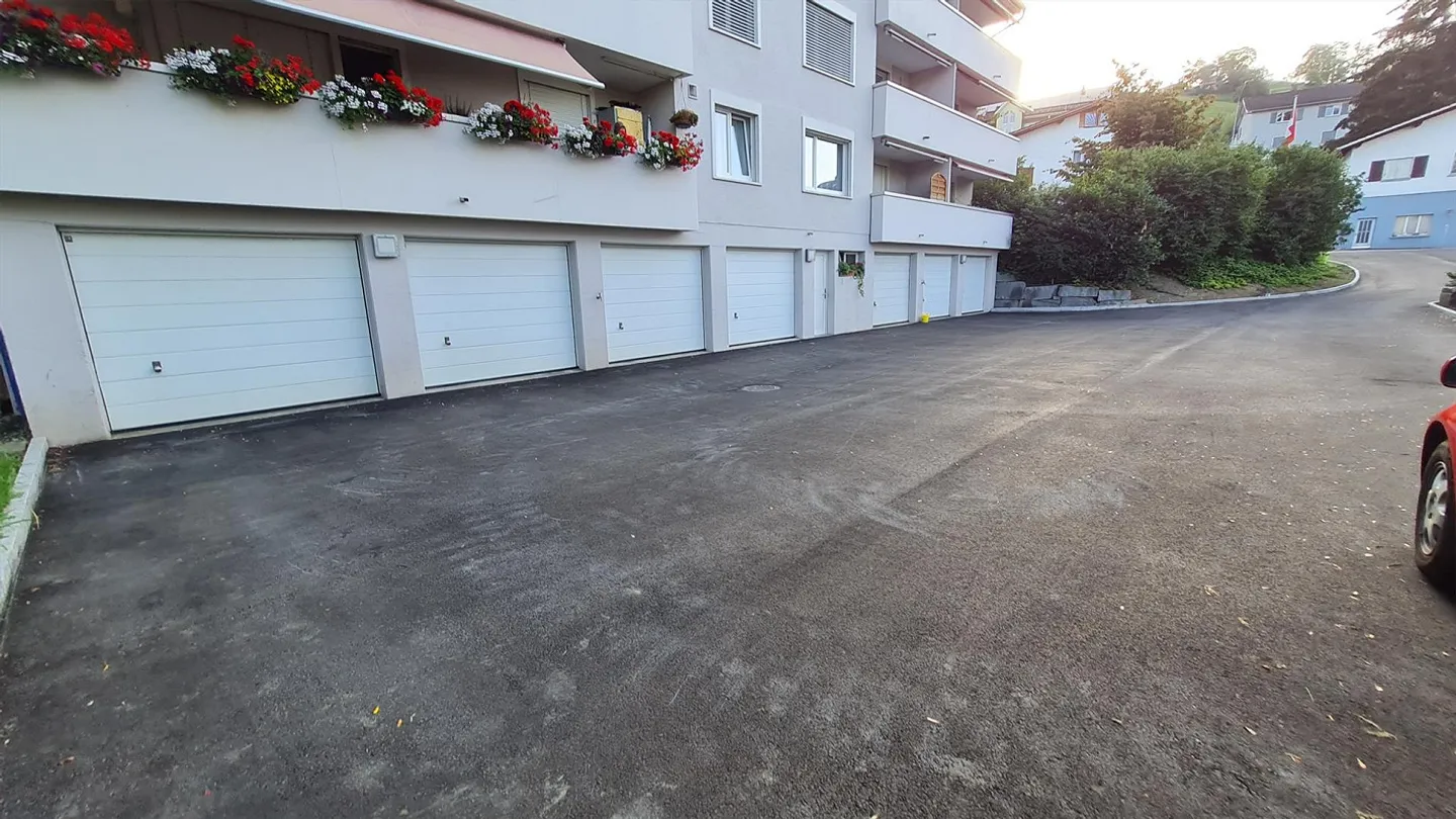 La recherche est terminée ! Garage et place de parking à Lütisburg ! - Photo 2 sur 3