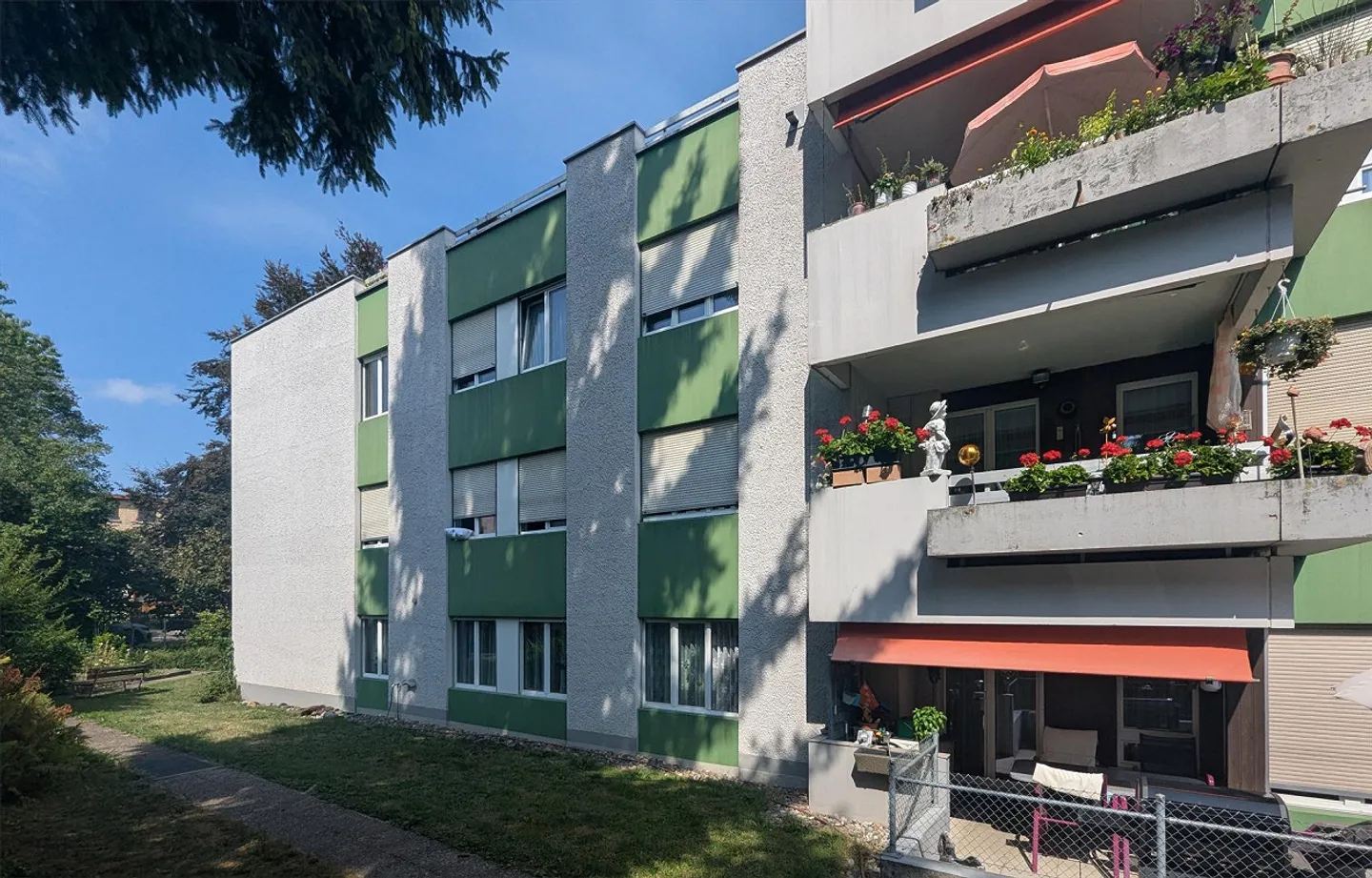 Modern and high-quality renovated - Photo 3 of 16