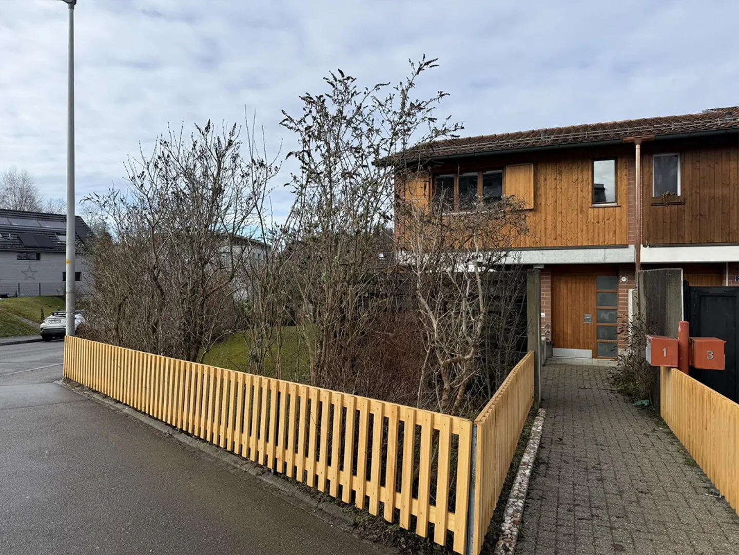 Freshly renovated 4.5-room corner townhouse with large garden and parking space - Photo 2 of 23