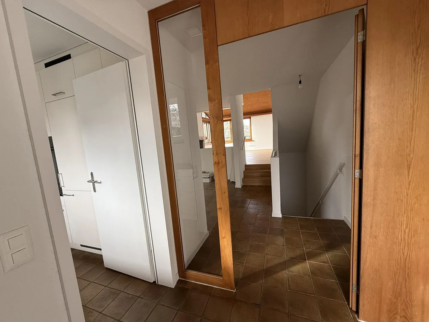 Freshly renovated 4.5-room corner townhouse with large garden and parking space - Photo 3 of 23