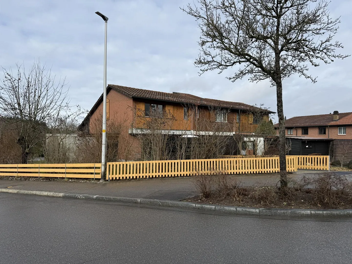 Freshly renovated 4.5-room corner townhouse with large garden and parking space - Photo 1 of 23