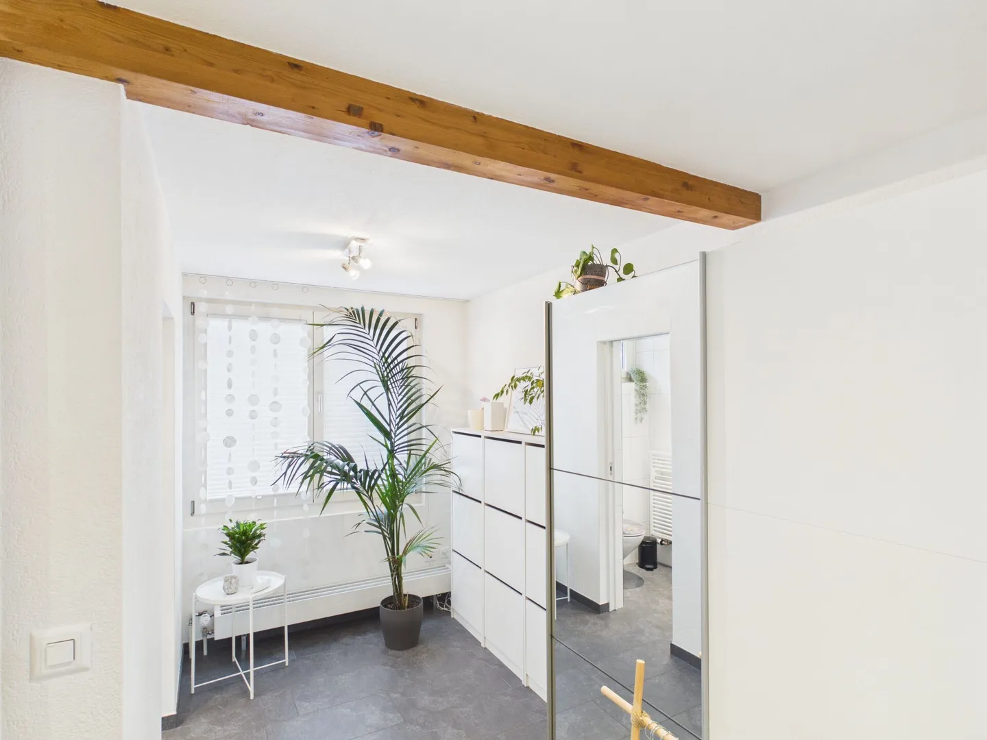 Maison semi-détachée spacieuse et bien entretenue - Photo 3 sur 13