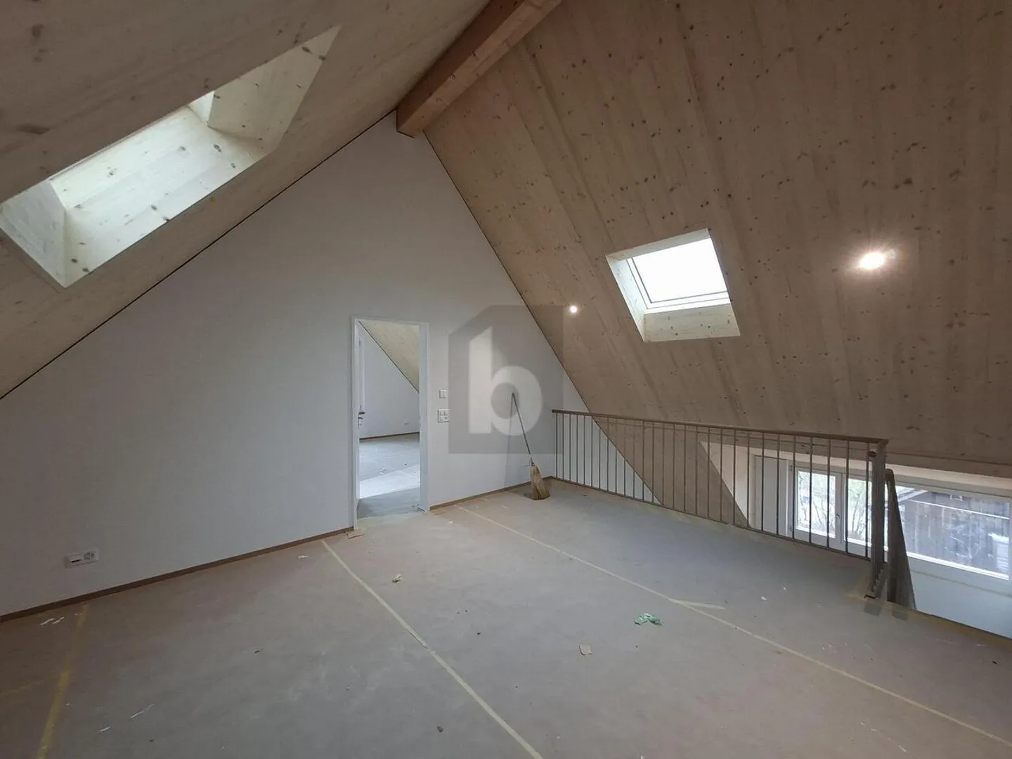 SPAZIOSO, STILOSO CON GALLERIA E VISTA - Foto 4 di 6