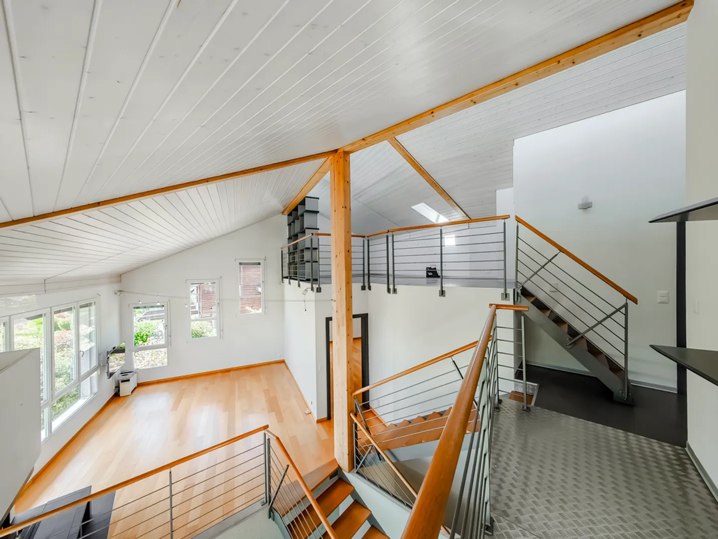 Villa architettonica atipica e luminosa in un contesto verde - Foto 5 di 12