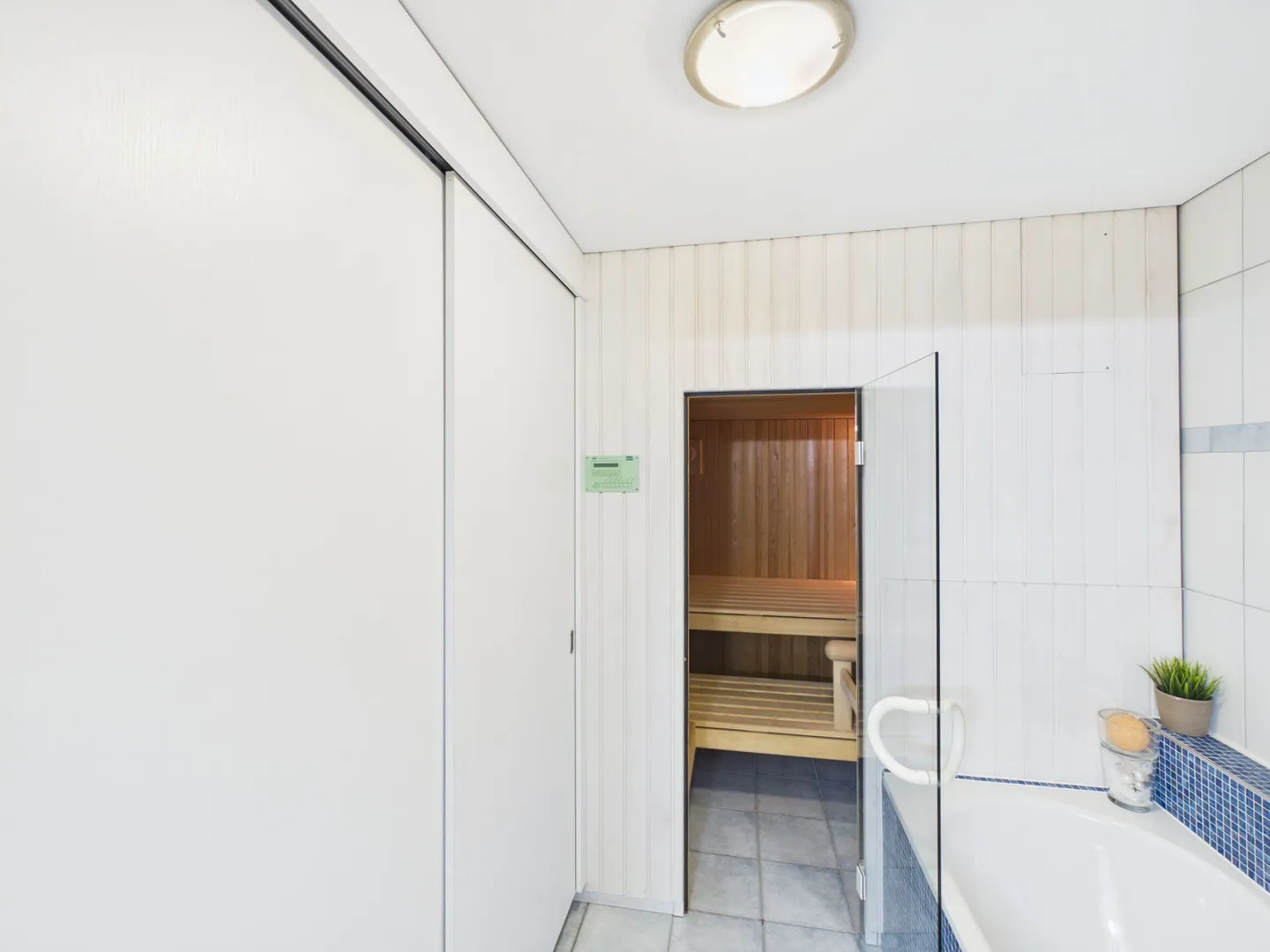 Maison semi-détachée spacieuse et bien entretenue - Photo 9 sur 13