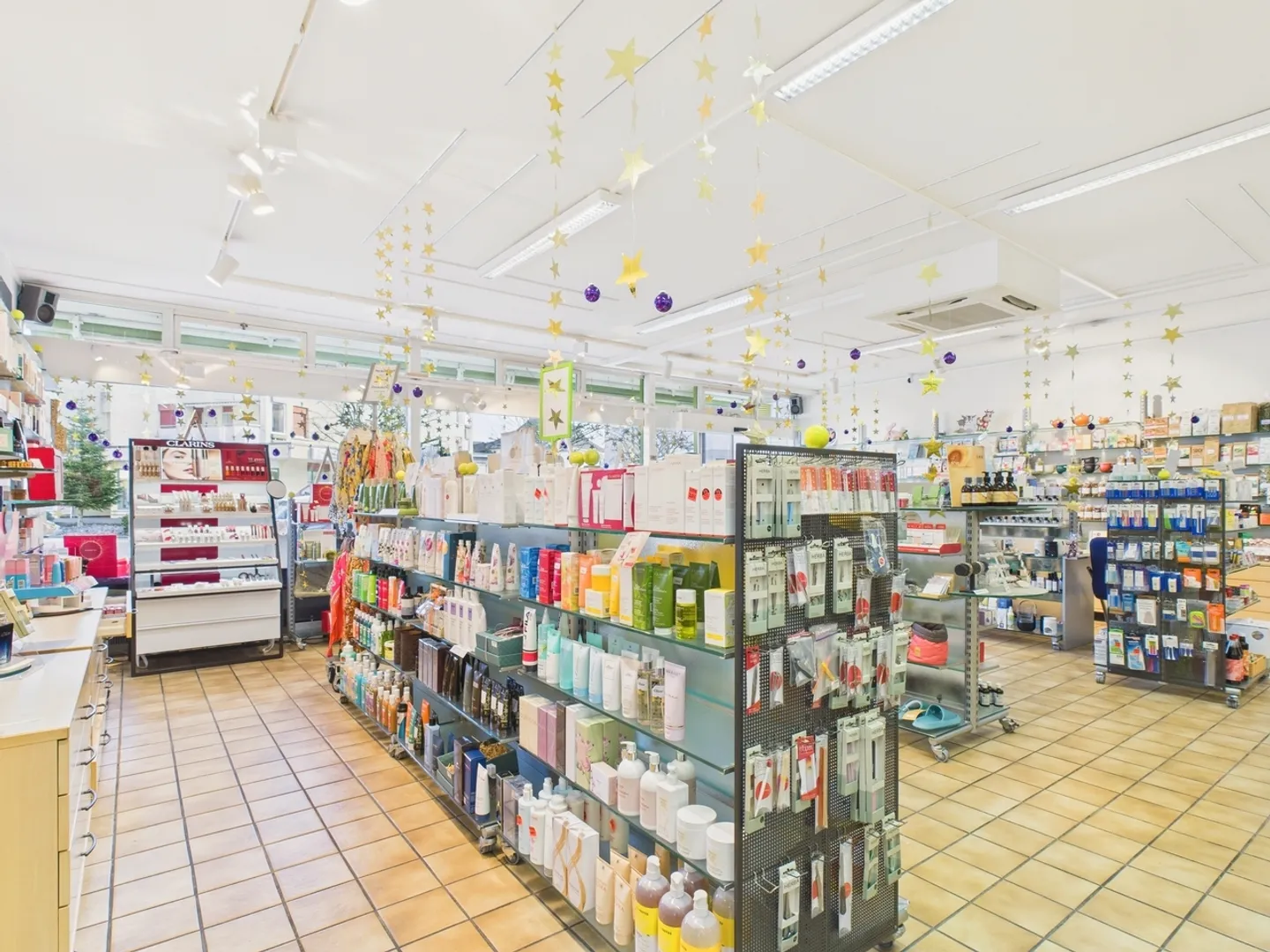 Bâtiment résidentiel et commercial spacieux dans un emplacement idéal à Seon - Beaucoup d'espace et potentiel d'expansion polyvalent - Photo 10 sur 13