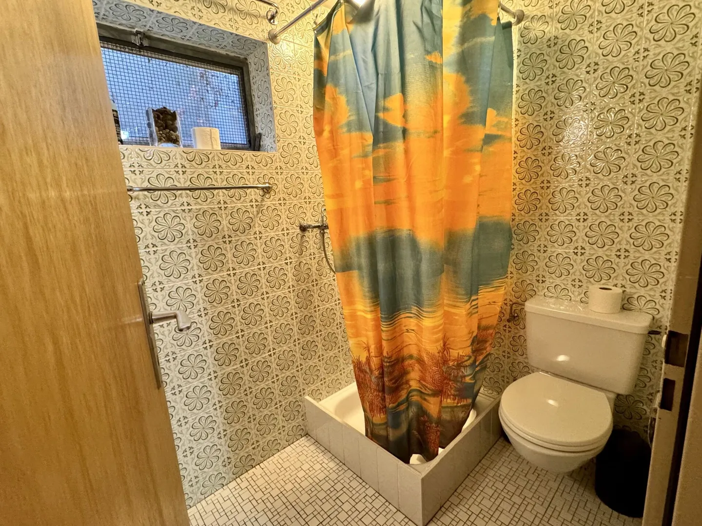 Spacious Single-Family Home in a Quiet, Central Residential Area - Photo 3 of 4