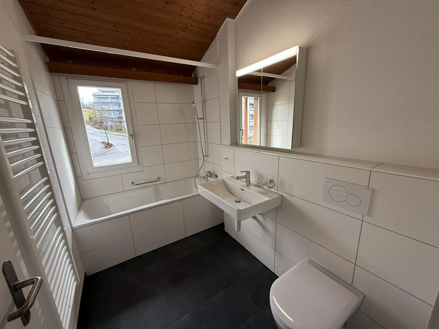 Freshly renovated 4.5-room corner townhouse with large garden and parking space - Photo 12 of 23