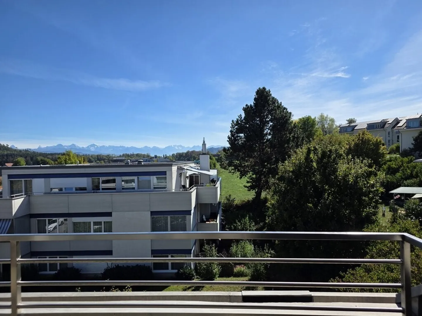 Ampio appartamento di 3,5 locali all'ultimo piano - Foto 3 di 12