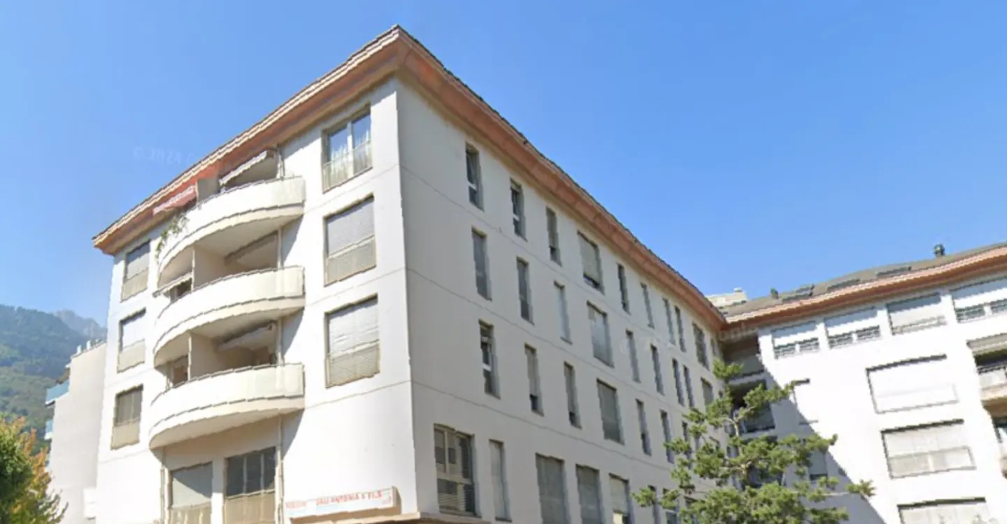 Magnificent renovated apartment in the city center, close to schools and shops - Photo 4 of 4