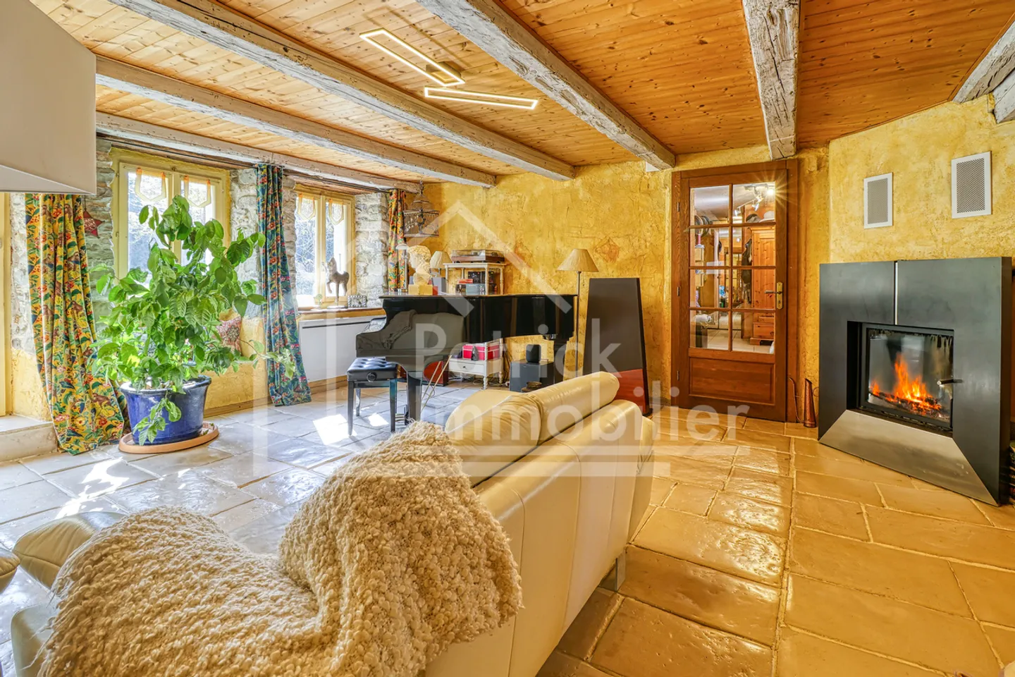 Characterful renovated farmhouse with swimming pool and equestrian facilities - Photo 5 of 14