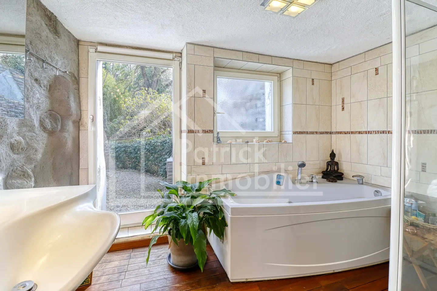 Characterful renovated farmhouse with swimming pool and equestrian facilities - Photo 6 of 14