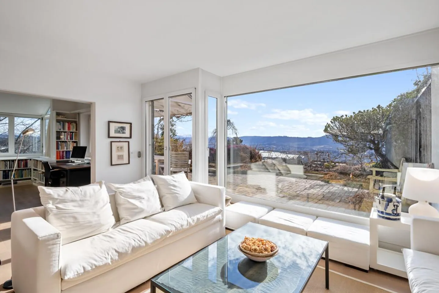 Zürich: Dream Home Above the Rooftops of the City of Limmat - Photo 1 of 5