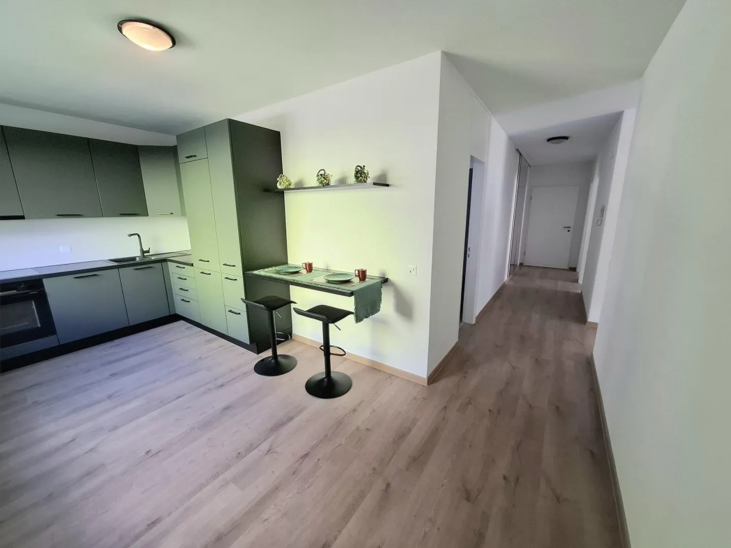 Helles und geräumiges Apartment mit 3,5 Zimmern in Castione, Kanton TI - Foto 2 von 14