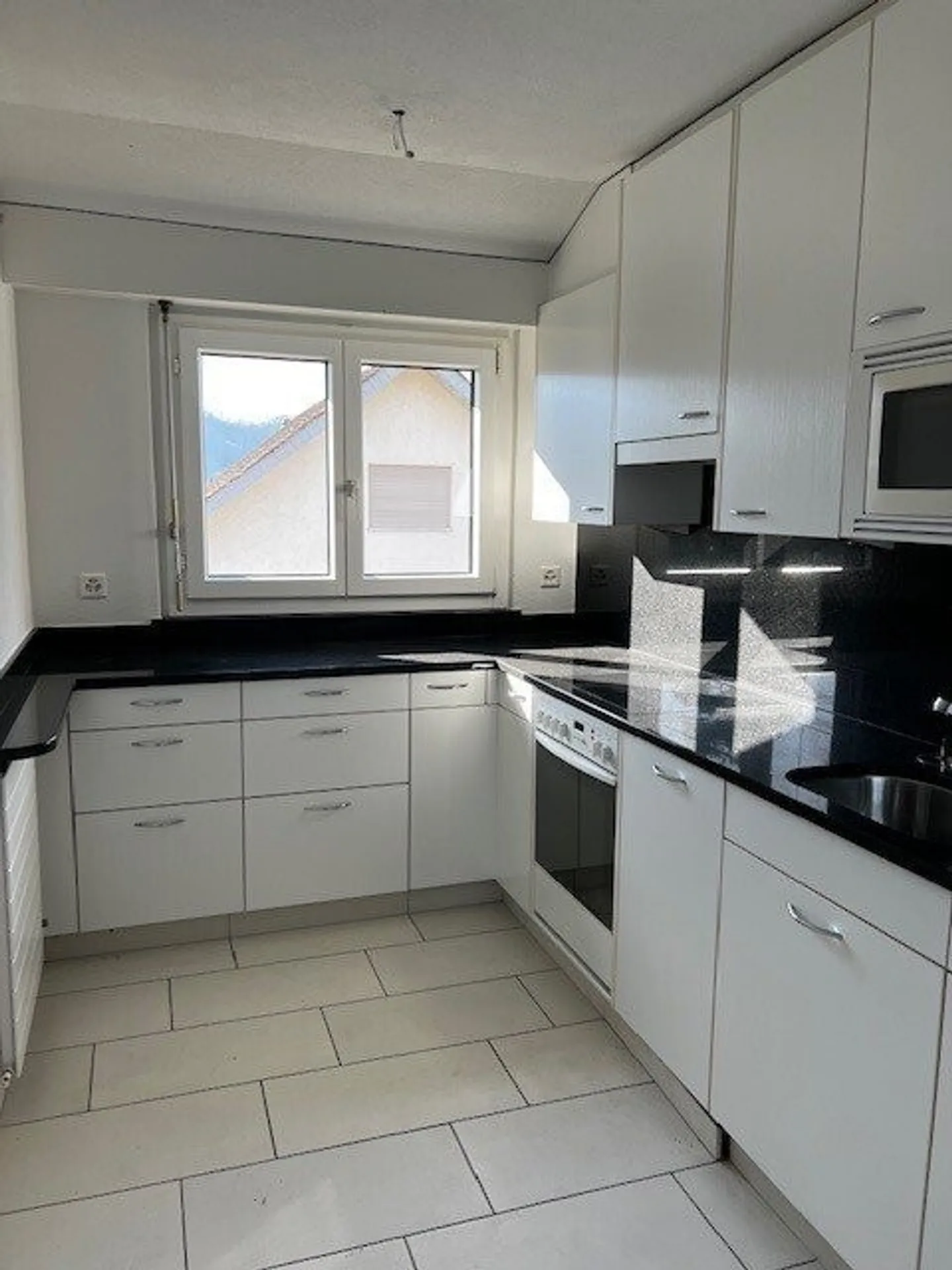 Bellissimo attico di 3 stanze in una posizione tranquilla - Foto 2 di 11