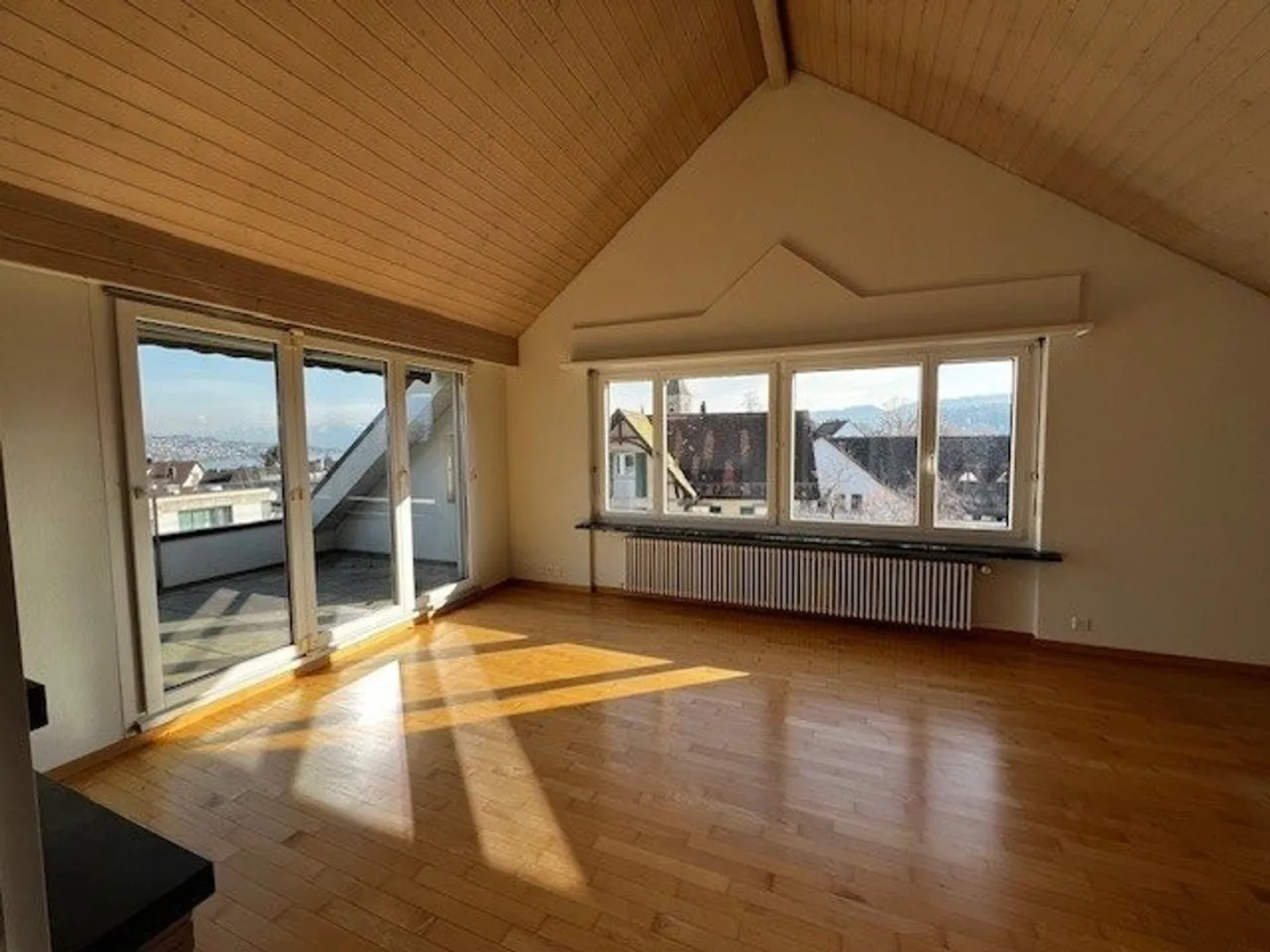 Bellissimo attico di 3 stanze in una posizione tranquilla - Foto 3 di 11