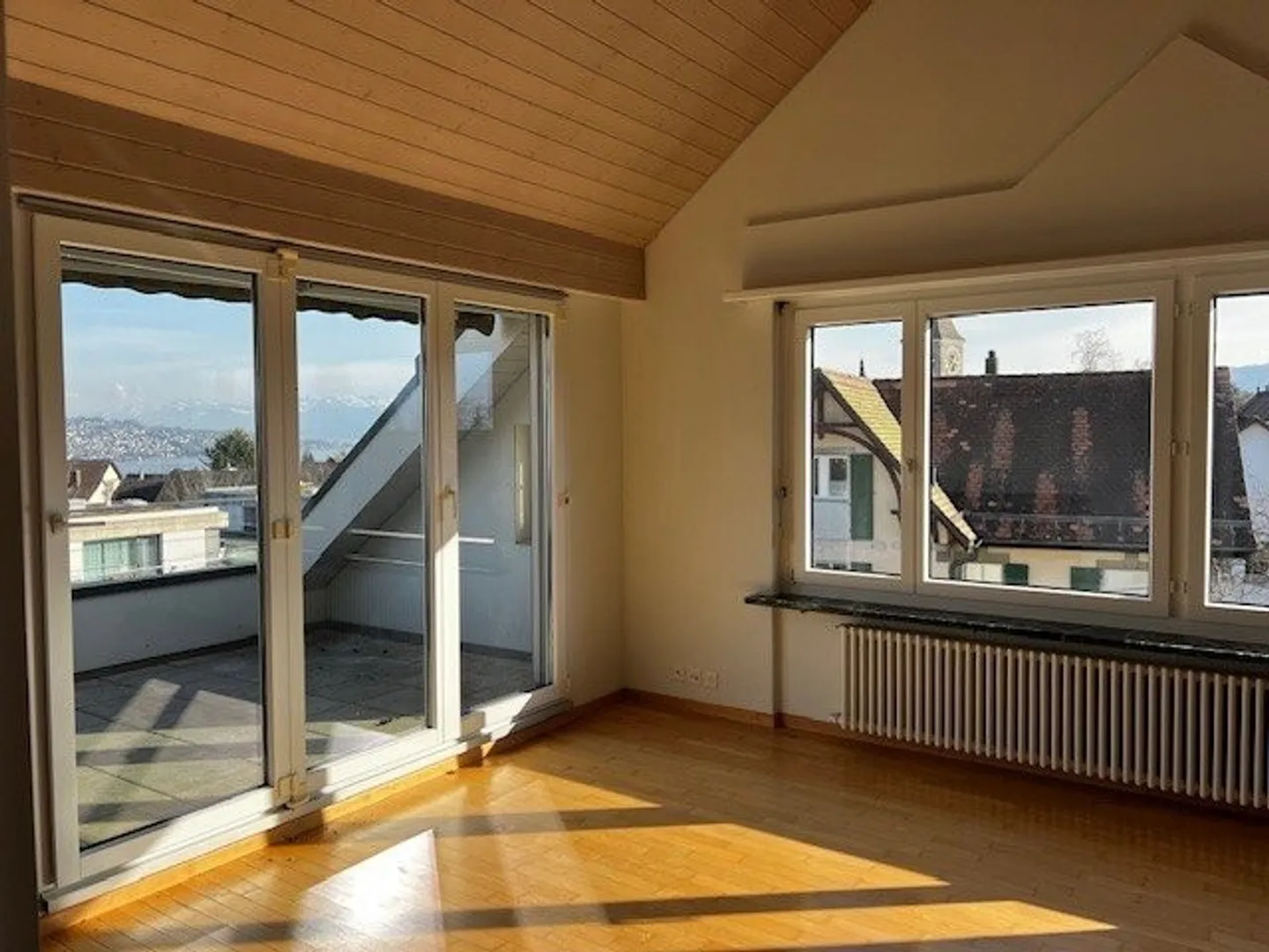 Bellissimo attico di 3 stanze in una posizione tranquilla - Foto 4 di 11