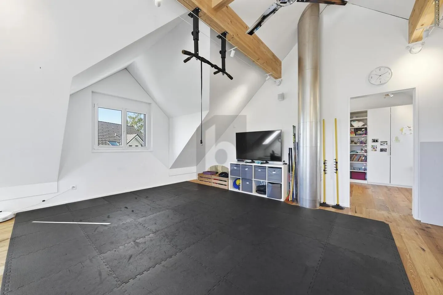 MODERN WITH GARDEN AND LOTS OF SPACE - Photo 4 of 6