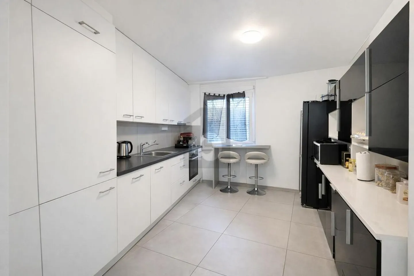 Volumi Generosi di Fronte al Lago e alle Montagne - Foto 5 di 6