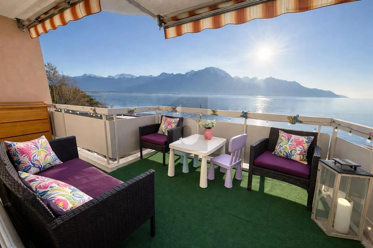 Volumi Generosi di Fronte al Lago e alle Montagne - Foto 2 di 6