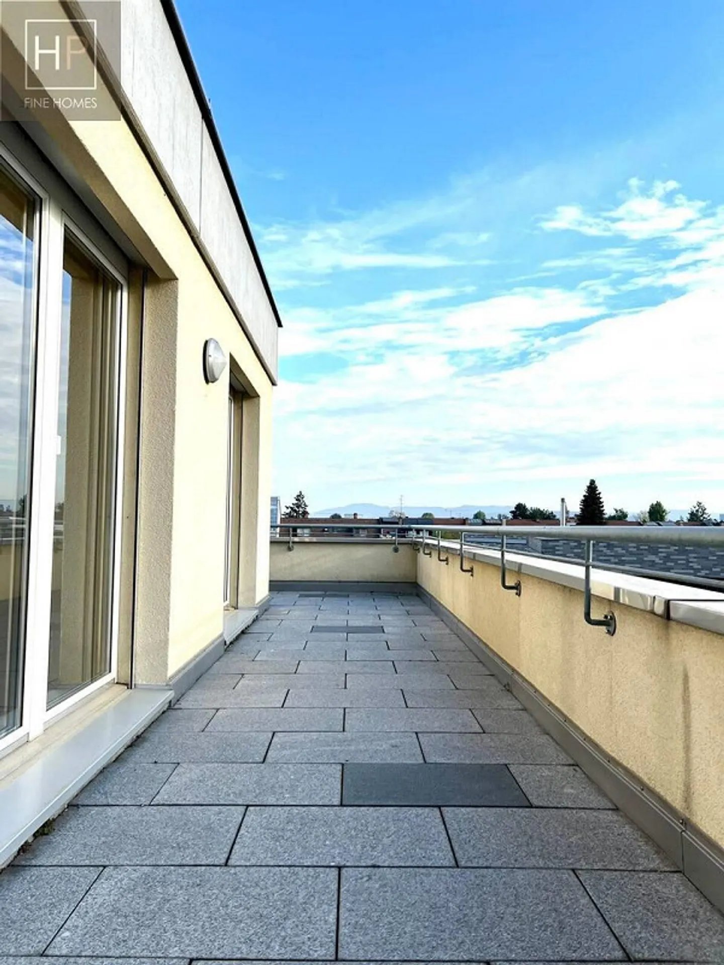 Appartement en attique de 4,5 pièces avec espace aménagé et 2 AEHP - Photo 1 sur 19