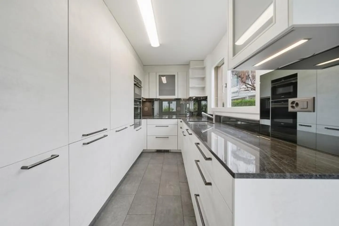 LIVING IN THE GREEN WITH A VIEW OF THE MOUNTAIN LANDSCAPE - Photo 5 of 7