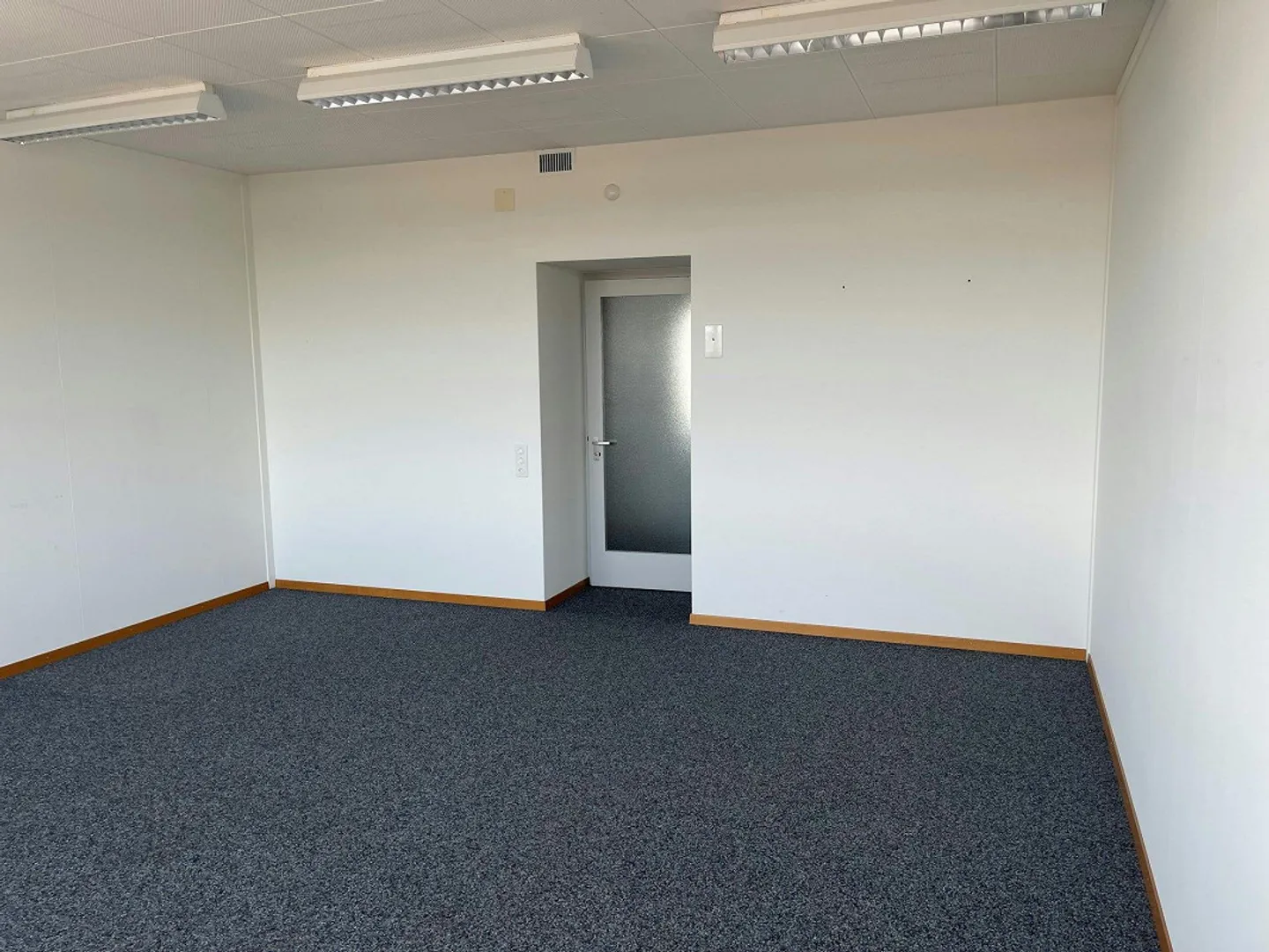 Expanded office spaces between 20m² - 127m² for rent! - Photo 2 of 7