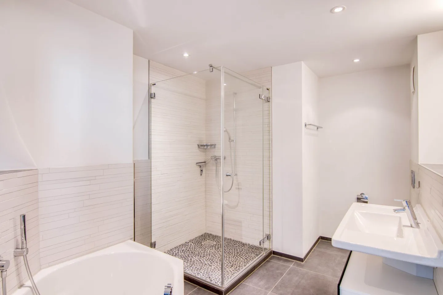 Appartamento attico di alta qualità 2½ locali + galleria: costruito nel 2013 nel popolare quartiere di Engeried, Bern-Länggasse - Foto 16 di 28