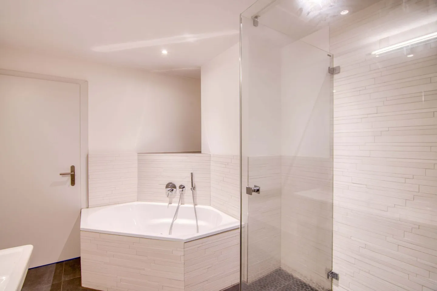 Appartamento attico di alta qualità 2½ locali + galleria: costruito nel 2013 nel popolare quartiere di Engeried, Bern-Länggasse - Foto 17 di 28