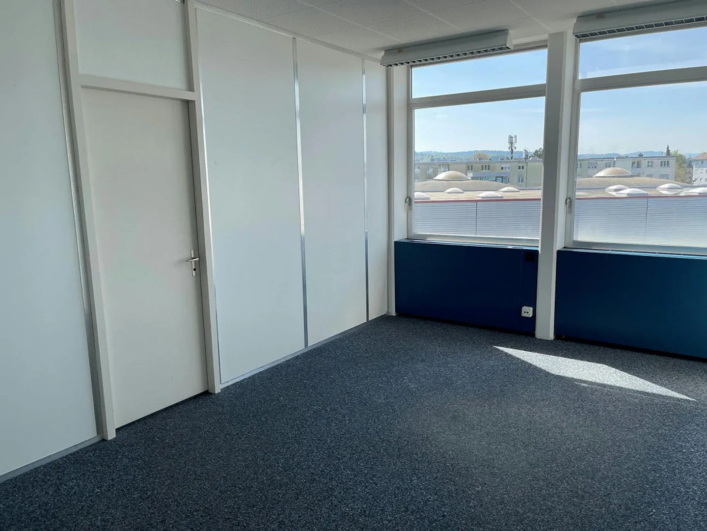 Expanded office spaces between 20m² - 127m² for rent! - Photo 4 of 7