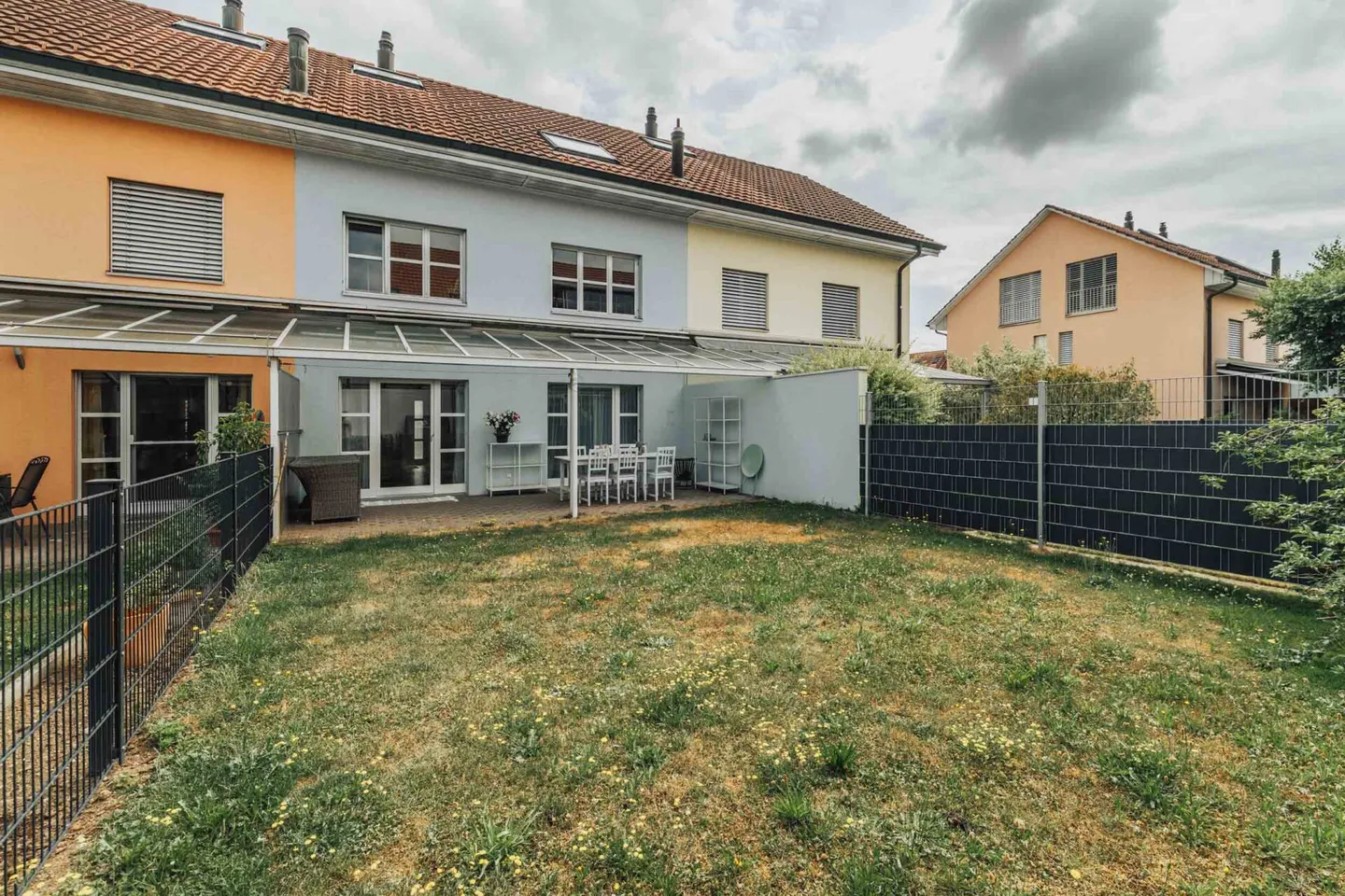 Single Family House / Middle House with Garden - Photo 1 of 24